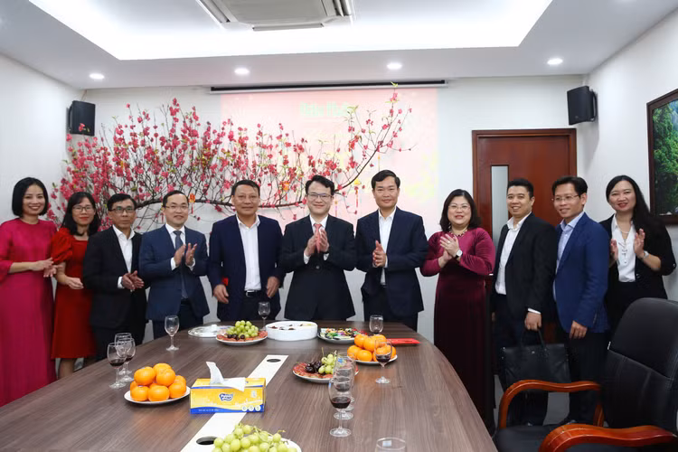 Thứ trưởng Bộ KH&ĐT Trần Quốc Phương chụp ảnh với Ban biên tập và Lãnh đạo các đơn vị trực thuộc Báo Đấu thầu. Ảnh: Lê Tiên