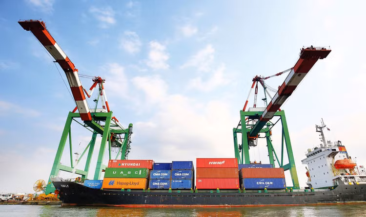 Thương mại toàn cầu được cải thiện sẽ hỗ trợ cho hoạt động xuất nhập khẩu của Việt Nam trong những tháng cuối năm 2021. Ảnh: Lê Tiên