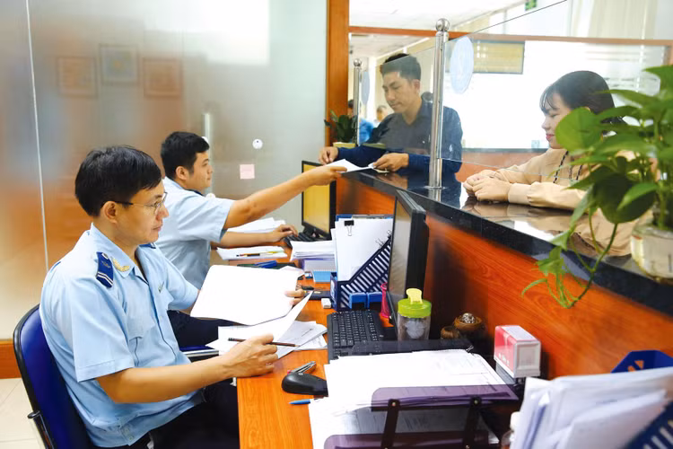 Cải cách hành chính và xây dựng đội ngũ cán bộ có đủ phẩm chất, năng lực và uy tín tiếp tục là nhiệm vụ trọng tâm trong thời gian tới. Ảnh minh họa: Tiến Tân