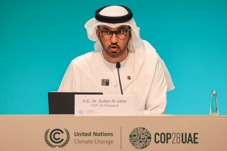 Chủ tịch COP28 Sultan Al Jaber phát biểu tại cuộc họp báo ở Dubai, UAE. (Ảnh: AFP/TTXVN)