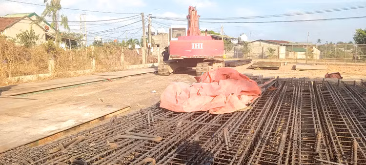 Nhà thầu tập kết thiết bị, cấu kiện kỹ thuật trên công trường thi công Gói thầu số 11. Ảnh: Minh Hạnh