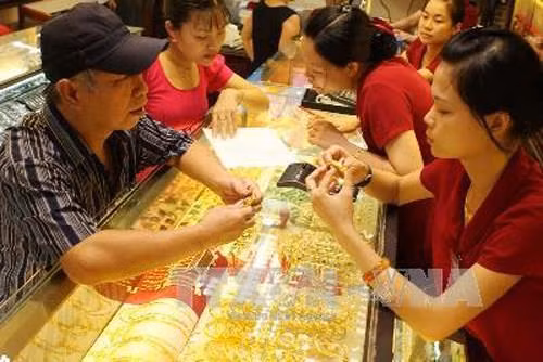 Giá vàng trong nước vượt 50 triệu đồng/lượng. Ảnh: TTXVN