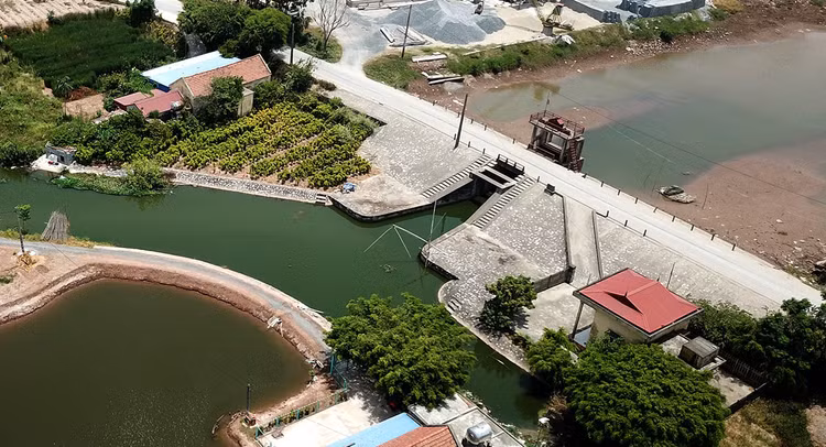 Dự án Hệ thống thủy lợi Nam Bến Tre là một trong các dự án trọng điểm về quản lý nước, ứng phó lâu dài với xâm nhập mặn, đang được triển khai tại tỉnh Bến Tre. Ảnh: Phú An