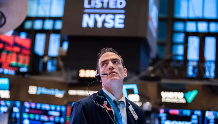 Một nhà giao dịch cổ phiếu trên sàn NYSE ở New York, Mỹ - Ảnh: Bloomberg.