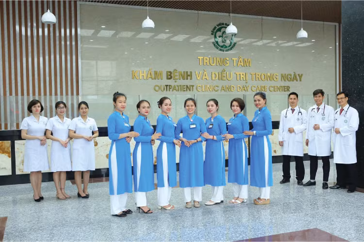 Hướng dẫn viên chăm sóc, phân luồng bệnh nhân ngay từ cổng Bệnh viện