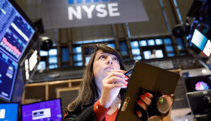 Một nhà giao dịch cổ phiếu trên sàn NYSE ở New York, Mỹ - Ảnh: Reuters.