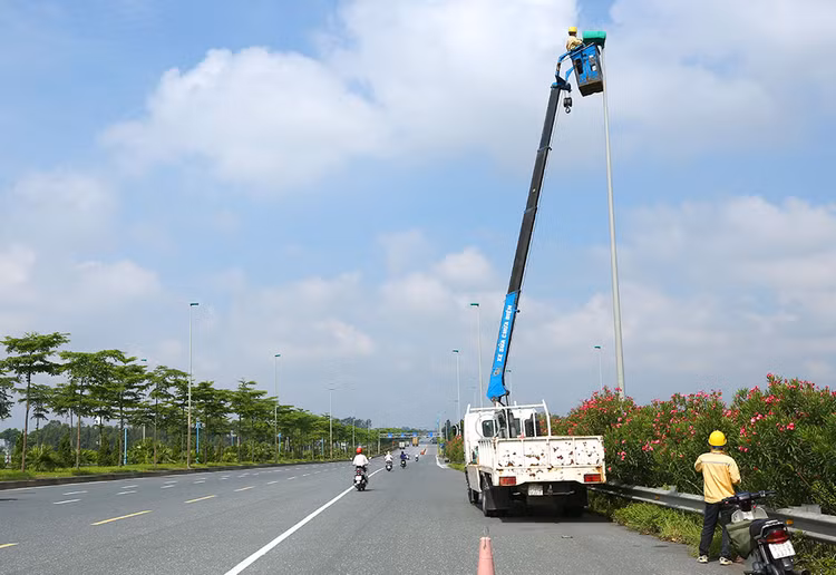 Công ty CP Chiếu sáng công cộng TP.HCM đang thực hiện 4 gói thầu duy trì hệ thống chiếu sáng đô thị trên địa bàn TP.HCM. Ảnh minh họa: Lê Tiên