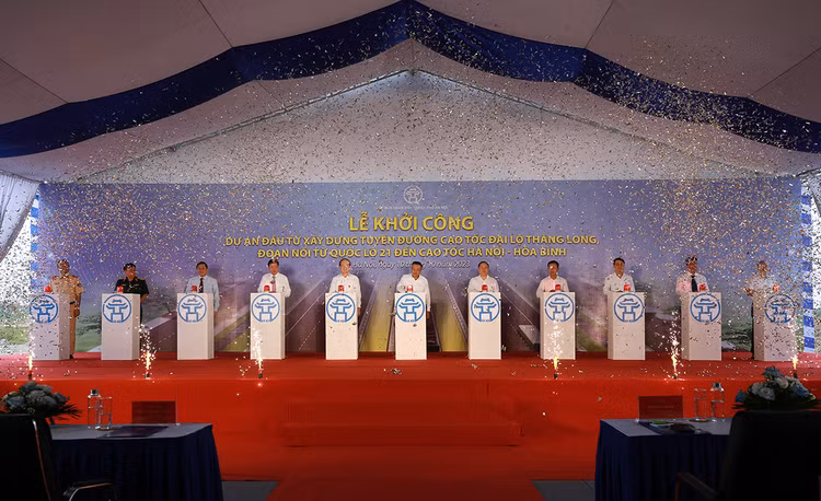 Các đại biểu bấm nút khởi công Dự án Đầu tư xây dựng tuyến đường cao tốc Đại lộ Thăng Long, đoạn nối từ Quốc lộ 21B đến cao tốc Hà Nội - Hoà Bình