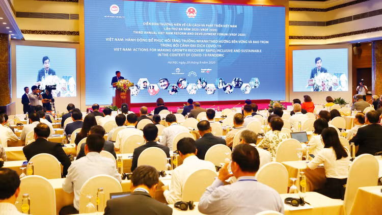 Bộ trưởng Bộ Kế hoạch và Đầu tư Nguyễn Chí Dũng phát biểu tại Diễn đàn Cải cách và Phát triển Việt Nam 2020. Ảnh: Lê Tiên