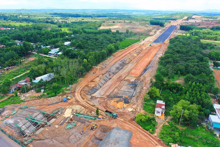 Nghị quyết số 119/NQ-CP giao nhiệm vụ cụ thể cho bộ, ngành, địa phương nhằm gỡ vướng tại Dự án Xây dựng công trình đường bộ cao tốc Bắc - Nam phía Đông giai đoạn 2021 - 2025. Ảnh: Lê Tiên