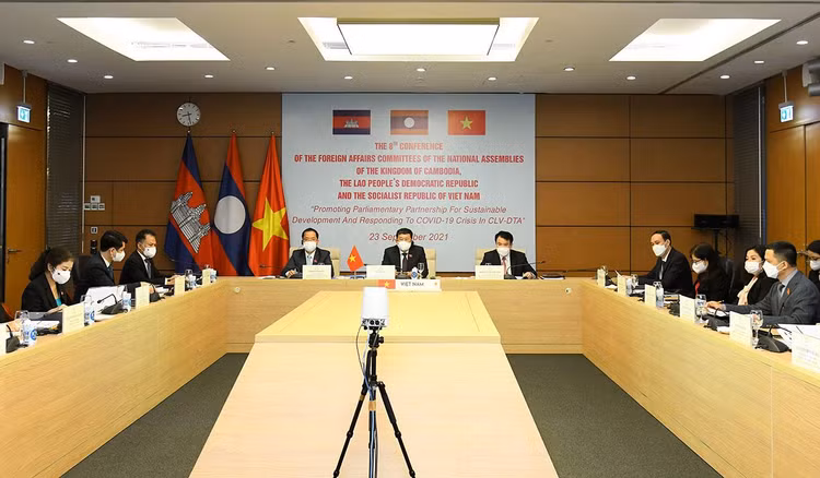 Đoàn Việt Nam tham dự Hội nghị lần thứ 8 Ủy ban Đối ngoại của Quốc hội Campuchia - Lào - Việt Nam về khu vực Tam giác phát triển tại điểm cầu Hà Nội. Ảnh: Minh Thành