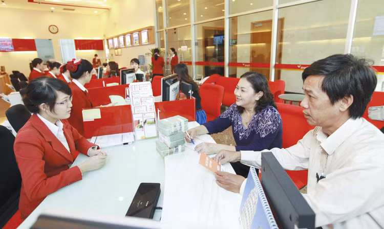 Tính từ đầu tháng 11 đến nay, khoảng 10 ngân hàng đã tăng lãi suất huy động với mức tăng từ 0,1% đến 0,3%. Ảnh: Song Lê