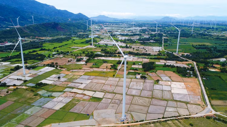 Còn nhiều thách thức trong việc bảo đảm nguồn cung năng lượng thay thế năng lượng từ nhiên liệu hóa thạch. Ảnh: Nhã Chi