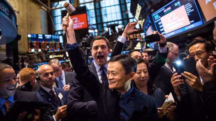 Người sáng lập Alibaba Group Holding, Jack Ma, ăn mừng sự kiện niêm yết trên sàn chứng khoán New York vào tháng 9/2014 - Ảnh: Getty Images
