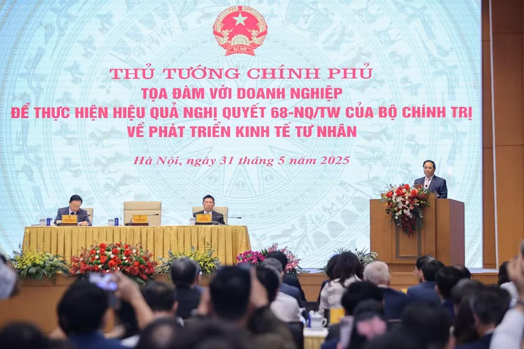 Thủ tướng Chính phủ Phạm Minh Chính chủ trì cuộc Tọa đàm với doanh nghiệp, hiệp hội doanh nghiệp để thực hiện hiệu quả Nghị quyết 68-NQ/TW của Bộ Chính trị về phát triển kinh tế tư nhân. Ảnh: VGP/Nhật Bắc