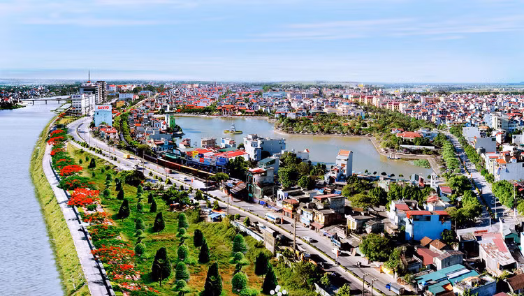 Các hạng mục thuộc Dự án Phát triển các đô thị loại vừa tại Việt Nam - Tiểu dự án TP. Phủ Lý, tỉnh Hà Nam được triển khai từ năm 2011 đã góp phần cải thiện bộ mặt đô thị. Ảnh: St