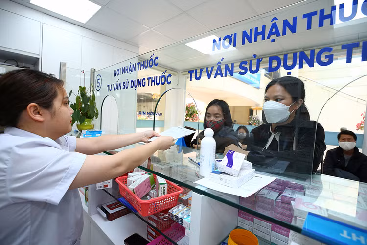 Báo cáo của 1.078 cơ sở y tế trên toàn quốc cho thấy, đến tháng 10/2023, 61,41% đơn vị đã đủ thuốc cung ứng cho hoạt động khám, chữa bệnh. Ảnh: Lê Tiên