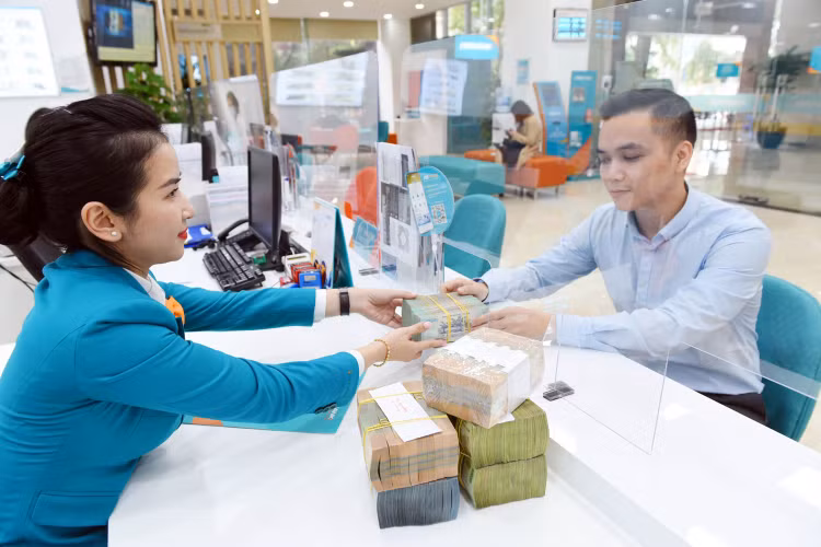 Đến nay, lãi suất tiền gửi và cho vay bình quân của giao dịch phát sinh mới bằng VND của các ngân hàng thương mại giảm khoảng 2%/năm so với cuối năm 2022. Ảnh: Hoài Nam