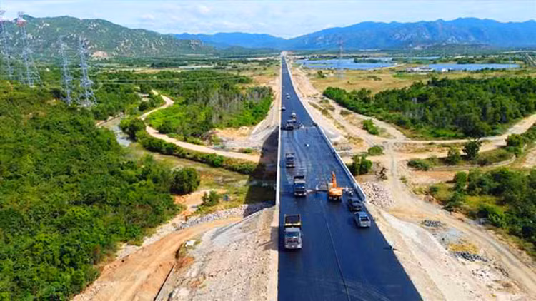 3 dự án thành phần cao tốc Bắc - Nam phía Đông giai đoạn 2017 - 2020 (Mai Sơn - Quốc lộ 45, Vĩnh Hảo - Phan Thiết, Phan Thiết - Dầu Giây) dự kiến thông xe dịp 30/4/2023. Ảnh: Nguyễn Quý