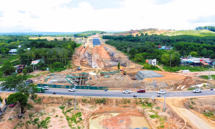 Hàng loạt dự án cao tốc được đẩy mạnh triển khai trong giai đoạn 2022 - 2025 sẽ mở ra cơ hội cho nhóm doanh nghiệp xây dựng hạ tầng giao thông. Ảnh: Lê Tiên