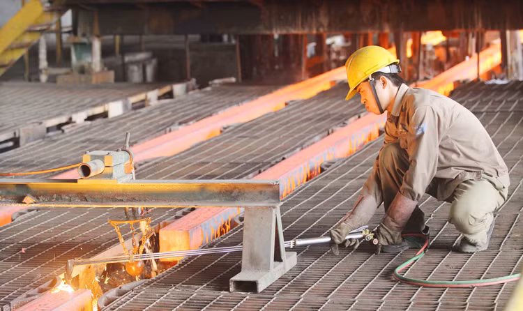 Sau nửa đầu năm kinh doanh chật vật, tiêu thụ thép tăng mạnh trong quý III/2020. Ảnh: Tường Lâm