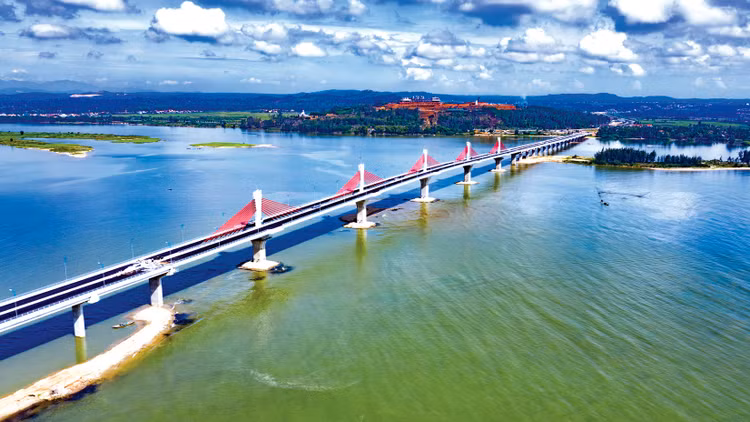 Cầu Cổ Lũy trên tuyến ven biển Dung Quất - Sa Huỳnh được đầu tư theo định hướng quy hoạch hướng biển và đẩy mạnh kinh tế biển. Ảnh: Minh Trang