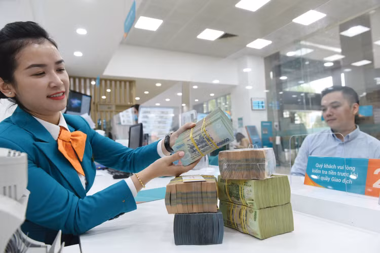 Đến ngày 31/10/2023, tín dụng cho vay đối với nền kinh tế đạt hơn 12,8 triệu tỷ đồng, tăng 7,39% so với cuối năm 2022, thấp hơn mức tăng 11,5% của cùng kỳ năm trước. Ảnh: Huyền Trang