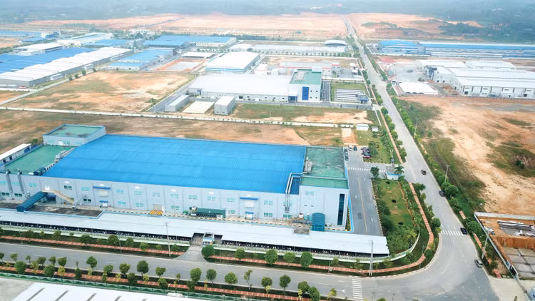 Nhiều địa phương còn lúng túng trong việc tổ chức lựa chọn nhà đầu tư thực hiện dự án hạ tầng khu công nghiệp, trung tâm thương mại, siêu thị, trung tâm logistics, khu công viên giải trí kết hợp thương mại dịch vụ. Ảnh: Lê Tiên