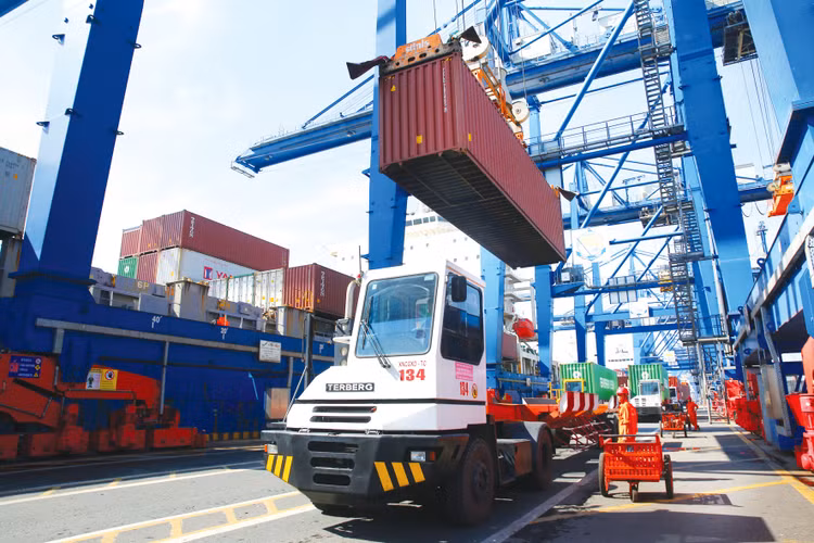 Nhiều đối tác kinh tế lớn của Việt Nam phải đối mặt với tình lạm phát cao, sức cầu yếu… khiến đơn hàng xuất khẩu giảm rõ rệt trong quý I/2023. Ảnh: Lê Tiên