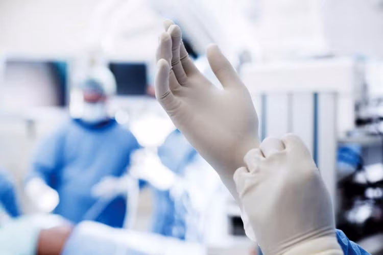 Gói thầu Mua sắm găng tay y tế năm 2021 do Bệnh viện Đa khoa Lâm Đồng mời thầu. Ảnh minh họa: Long Châu