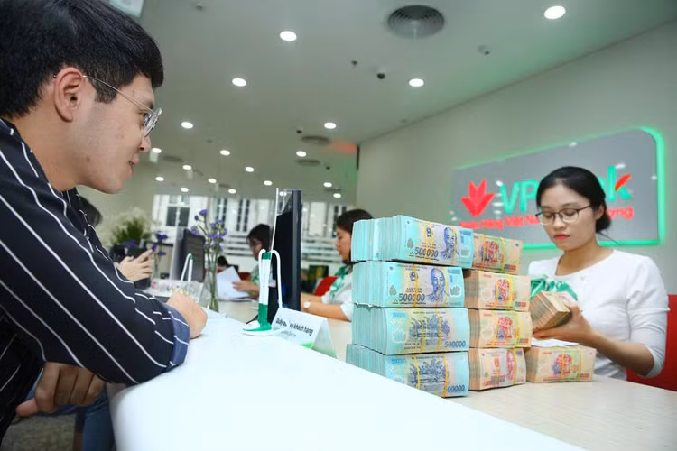 Bộ Tài chính đang tính toán gói hỗ trợ lãi suất khoảng 20 nghìn tỷ đồng giúp các doanh nghiệp bị ảnh hưởng nặng nề bởi dịch. Ảnh: Lê Tiên