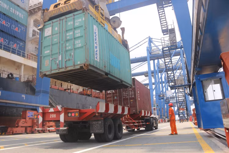 Nhiều thách thức với các nền kinh tế phụ thuộc vào tăng trưởng hướng đến xuất khẩu như Việt Nam