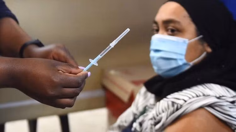Tiêm vaccine Covid-19 ở Nam Phi - Ảnh: BBC.
