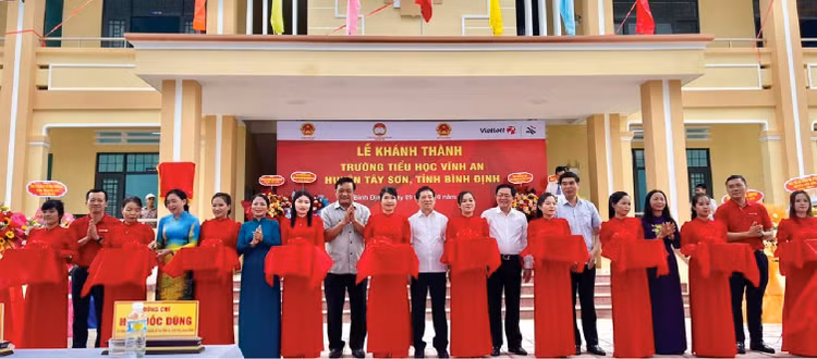 Bộ trưởng Bộ Tài chính Hồ Đức Phớc, Bí thư Tỉnh ủy tỉnh Bình Định Hồ Quốc Dũng, cùng đại diện Vietlott và các đại biểu cắt băng khánh thành Trường Tiểu học Vĩnh An