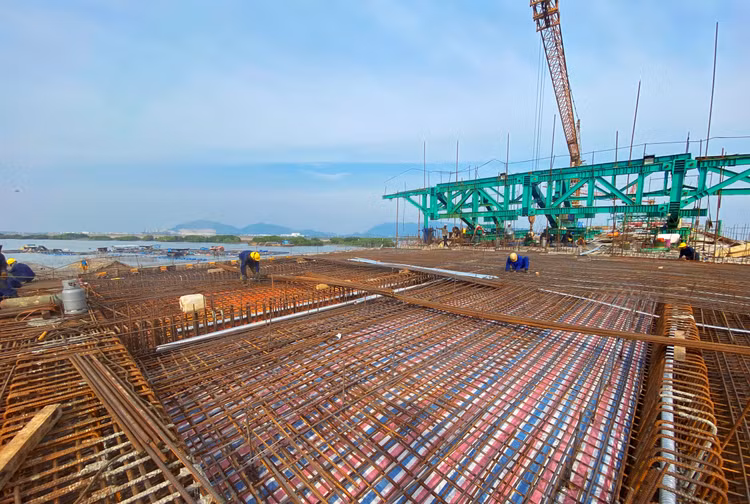 Tại Gói thầu số 36 (từ đường Liên cảng đến cầu Mỏ Nhát), nhà thầu đang khẩn trương thi công đường và các cầu quan trọng. Ảnh: Ngọc Tuấn