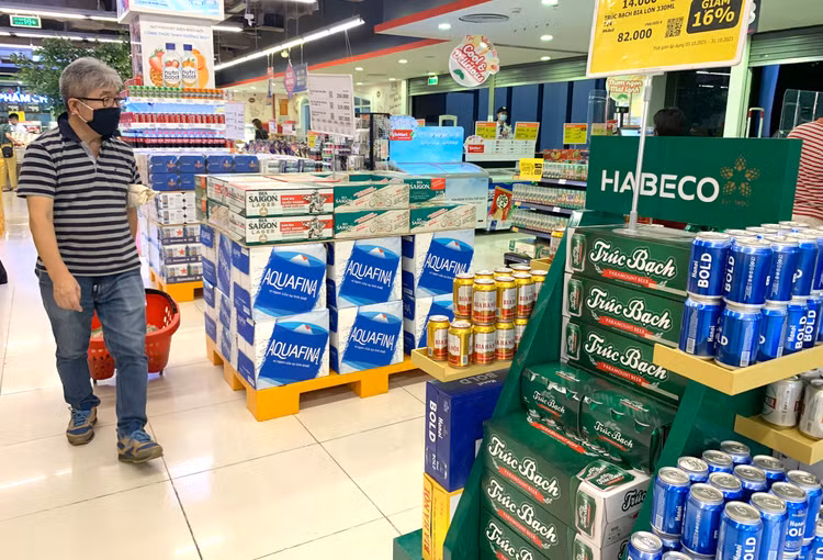 Nhiều tổ chức dự báo sức mua tiêu dùng Việt Nam sẽ bị ảnh hưởng mạnh, ít nhất là trong nửa đầu năm 2023. Ảnh: Tiên Giang