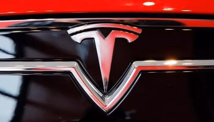 Logo Tesla trên một mẫu xe của hãng.