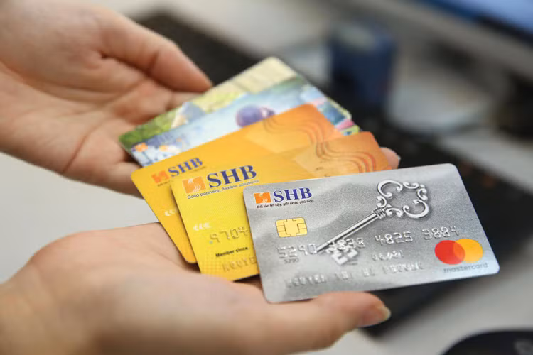 Thẻ chip mang đến nhiều tiện ích, hạn chế rủi ro cho người sử dụng. Ảnh: Lê Tiên