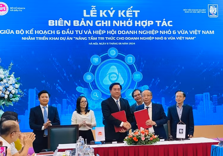 Đại diện Bộ Kế hoạch và Đầu tư và đại diện Hiệp hội Doanh nghiệp nhỏ và vừa Việt Nam ký kết hợp tác triển khai Dự án Đào tạo trực tuyến nâng tầm tri thức cho doanh nghiệp nhỏ và vừa Việt Nam