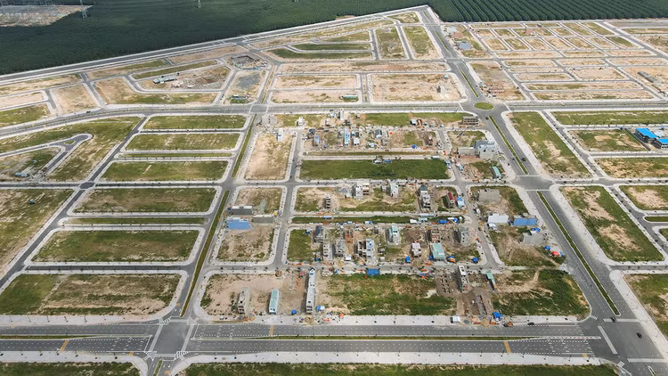 Các nhà thầu thi công 6 gói thầu thuộc Dự án thành phần Xây dựng hệ thống hạ tầng xã hội Khu dân cư, tái định cư Lộc An - Bình Sơn (Đồng Nai) đã bị chấm dứt hợp đồng. Ảnh minh họa: SL