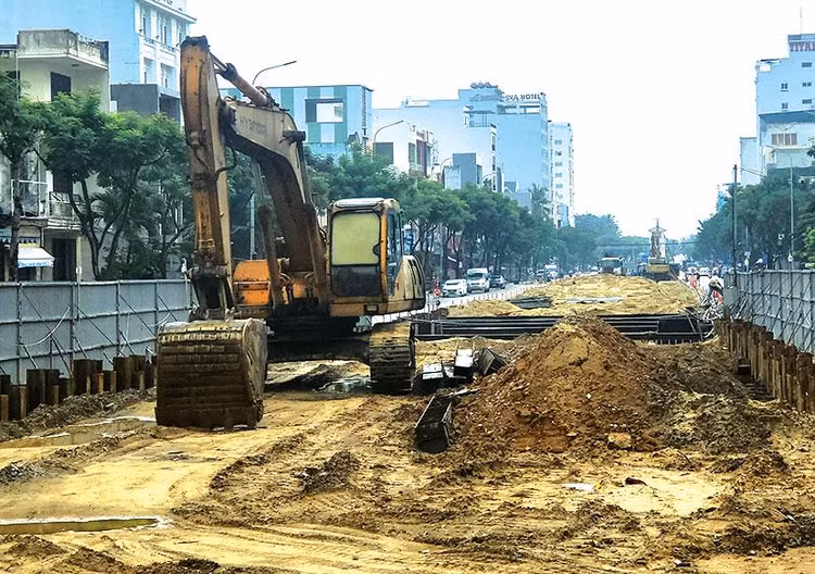 Đến chiều 26/9, tại các dự án có khối lượng thi công ngoài trời tại Đà Nẵng, nhân lực đã cơ bản rút hết, chỉ để lại các thiết bị nặng để phòng chống bão số 4. Ảnh: Hà Minh