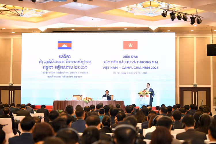 Diễn đàn Xúc tiến đầu tư và thương mại Việt Nam - Campuchia diễn ra sáng 12/12. Ảnh: VGP