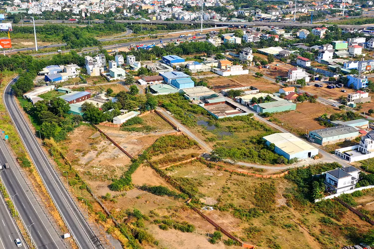 Tình trạng nhiều địa phương chậm trễ, kéo dài công tác xác định giá đất làm ảnh hưởng đến hoạt động đầu tư phát triển. Ảnh: Lê Tiên