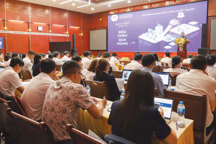 Cán bộ Tổng công ty Điện lực TP.HCM tham gia lớp tập huấn đấu thầu qua mạng