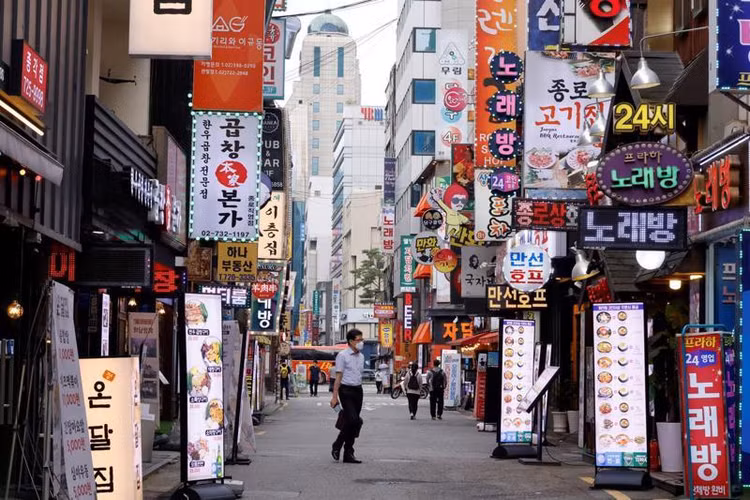 Đường phố Seoul vắng vẻ vì giãn cách xã hội hôm 12/7 - Ảnh: Reuters.