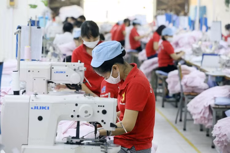 Tỷ giá và lãi suất tăng cao khiến nhiều doanh nghiệp, đặc biệt là doanh nghiệp phải nhập khẩu nguyên liệu gặp khó khăn. Ảnh: Tường Lâm