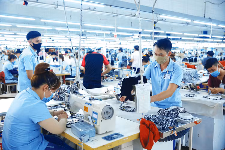 Các giải pháp hỗ trợ về thuế, phí có tác động rất rõ rệt, kịp thời tiếp sức cho doanh nghiệp duy trì hoạt động sản xuất, kinh doanh, đảm bảo công ăn việc làm cho người lao động. Ảnh: Lê Tiên
