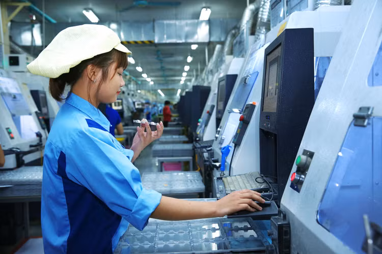 Các nhóm hàng hóa có kim ngạch xuất khẩu lớn là điện thoại và các loại linh kiện với 56,6 tỷ USD; máy vi tính, sản phẩm điện tử và linh kiện đạt 52,9 tỷ USD… Ảnh: Nhã Chi