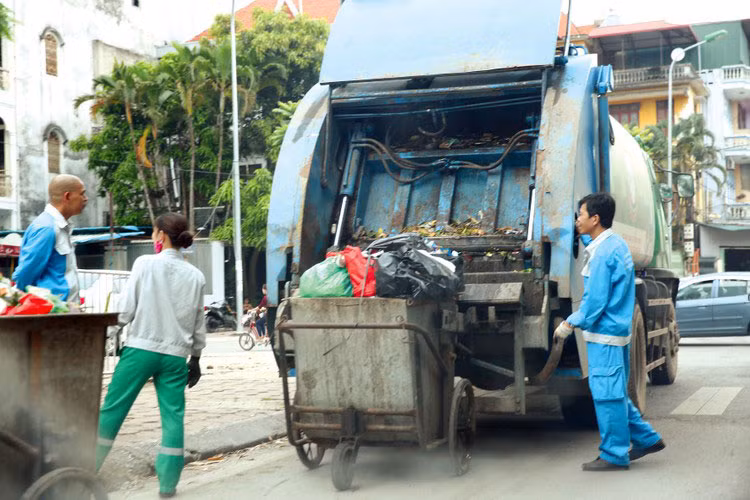 Trong nhiều năm qua, URENCO đảm nhận các gói thầu vệ sinh môi trường tại các quận, huyện lớn của Hà Nội. Ảnh: Nhã Chi