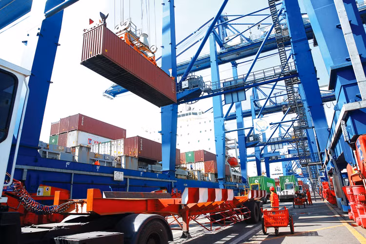 Nền tảng vĩ mô ổn định, tăng trưởng GDP dương, lạm phát dưới 4% là những điều kiện thuận lợi để sớm phục hồi, xây dựng động lực tăng trưởng mới của nền kinh tế. Ảnh: Lê Tiên
